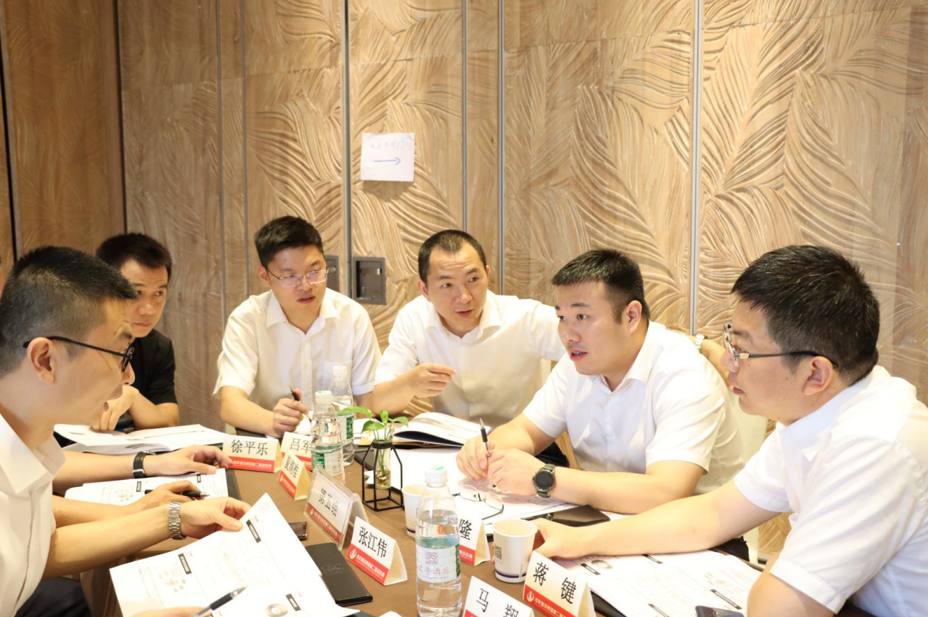 2021年6月25日-26日，一飞冲天300倍游戏二建组织开展了2021年中高层主管执行力培训。本次培训特邀清华、北大、上海交大总裁班讲师，中国企业家协会特聘高级讲师许晋老师进行授课。